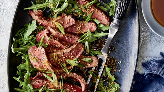 Tataki de boeuf, vinaigrette au gingembre et citron