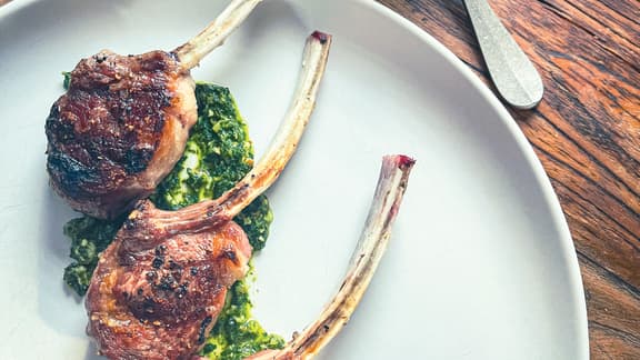 Vendredi : Côtelettes d’agneau grillées et pesto de menthe