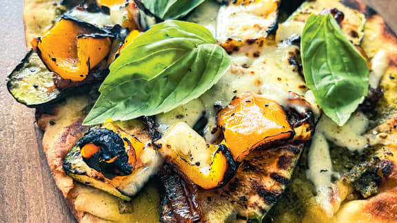 Jeudi : Pizza sur naan, oignons caramélisés et légumes grillés