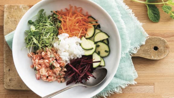 Soupe-repas poké bol au saumon et aux légumes
