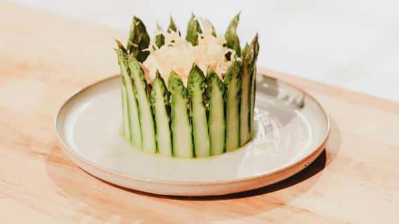 Chartreuse d’asperges, corégone fumé et œuf frit