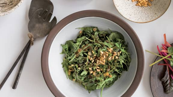 Salade de roquette et épinards, vinaigrette à l’espresso