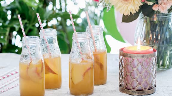 Cocktail de bulles aux pêches fraîches et au rhum blanc