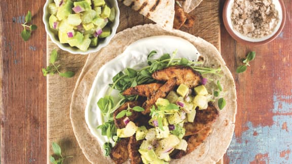 Tacos au poisson grillé, salsa à l’avocat et au pamplemousse