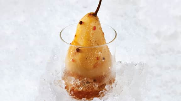 poires pochées au cidre de glace, à la cardamome et au poivre rose