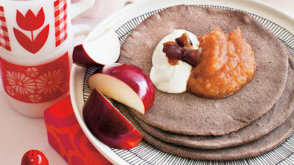 ploye de sarrasin avec sa compote de dattes et pommes