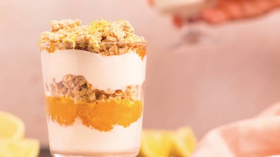 Verrines de yogourt à la mangue, crumble au citron