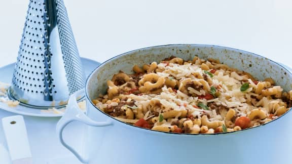 Macaroni à la viande et aux tomates en un chaudron