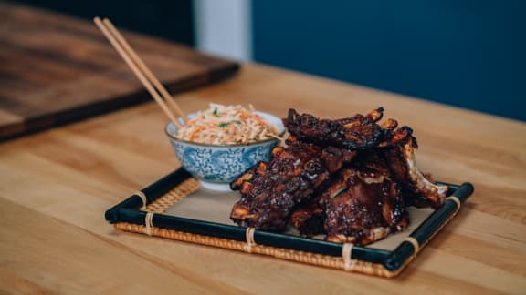 Côtes de dos de porc marinées à la Coréenne, salade de chou épicée