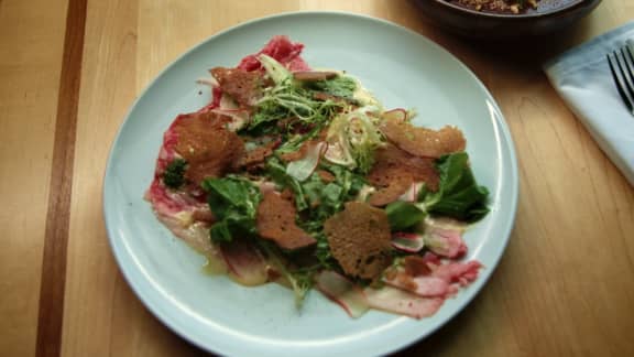 Carpaccio de bœuf, radis et laitue acidulé avec salsa verde, mayonnaise au raifort et tuile de pain