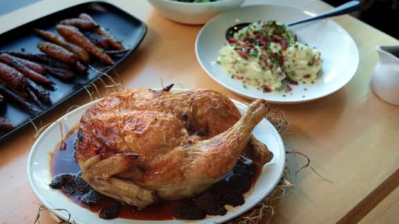 Poulet farci et rôti au foin, sauce aux morilles