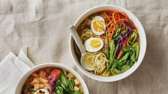 Nouilles ramen épicées à l'érable, au tofu & aux champignons