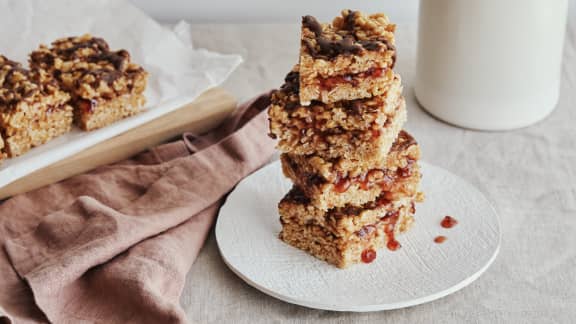 Carrés de riz soufflé au beurre d’arachide, à la confiture & à la sauce au chocolat
