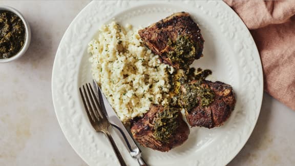 Dimanche soir : Côtelettes d’agneau avec chimichurri à la menthe sur purée de chou-fleur & féta