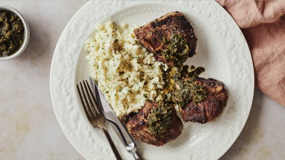 Côtelettes d’agneau avec chimichurri à la menthe sur purée de chou-fleur & féta