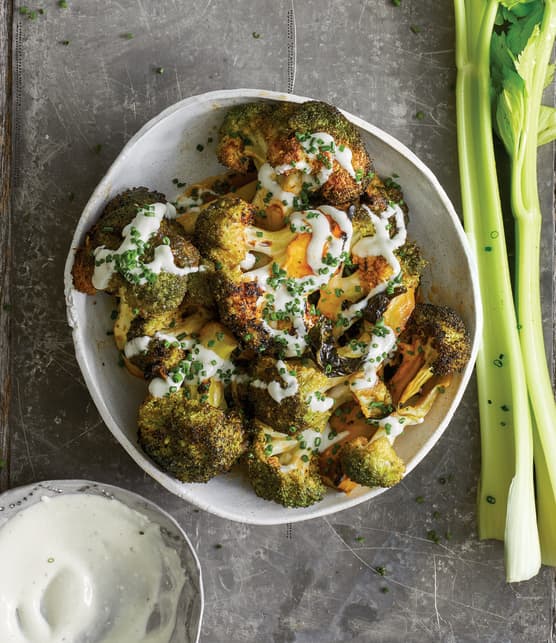 Brocoli sauce buffalo et trempette au bleu