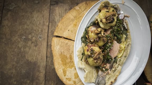 Truite en croûte de sel, sauce chimichurri, pommes de terre et poêlée de champignons