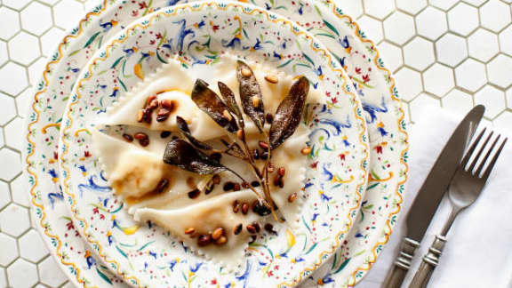 Raviolis de courge Butternut et de ricotta avec beurre brun à la sauge et aux noix de pin