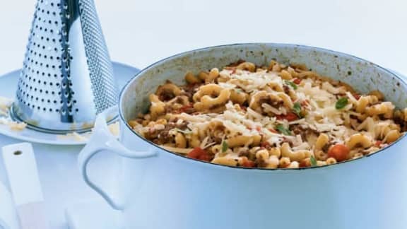 Macaroni à la viande et aux tomates en un chaudron