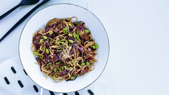 Nouilles soba au chou rouge et aux champignons café