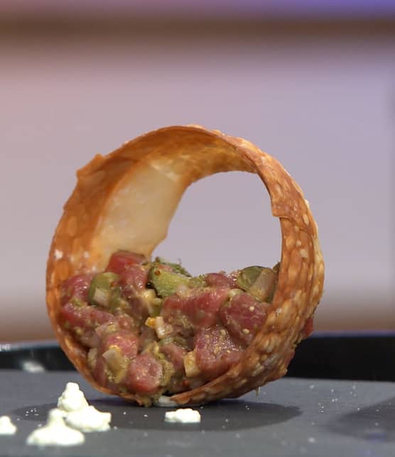 Duo de tartare de saumon et boeuf, mayo crémeuse à l’avocat, mousse au chèvre, rondelle de wonton