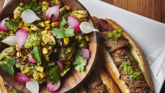 Salade de brocolis et maïs rôti, émulsion de coriandre vinaigrée