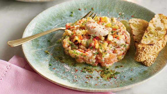 Tartare de saumon à la pêche et au maïs