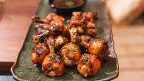 ailes de poulet piquantes à l’érable sur le BBQ