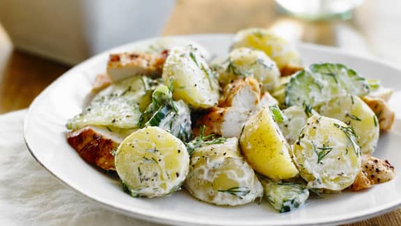 Poitrines de poulet avec salade de pommes de terre crémeuse