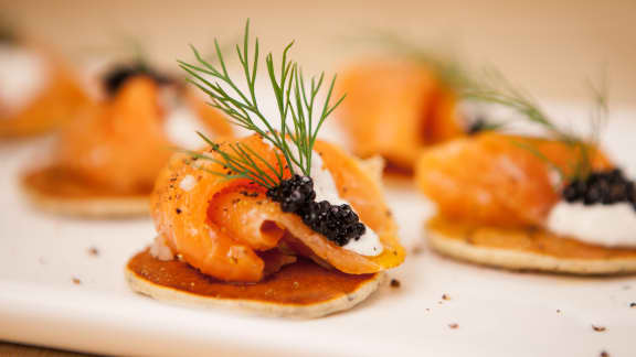 Canapés de saumon fumé sur blinis à l’aneth