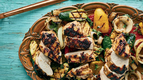 Poitrines de poulet marinées au yogourt et légumes grillés