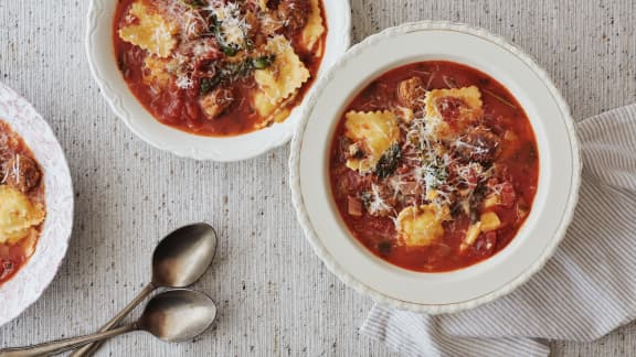 Soupe florentine à la saucisse italienne & aux raviolis