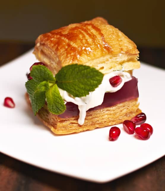 Feuilleté à la gelée de grenade et à la crème Chantilly