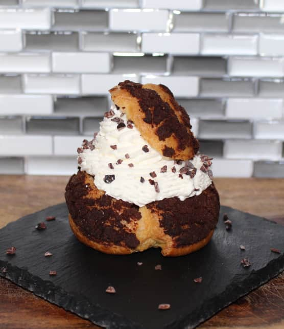 Choux à la banane caramélisée, chocolat et fève tonka