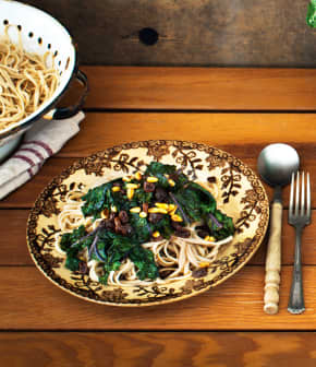 pâtes au kale, aux pignons et aux raisins secs