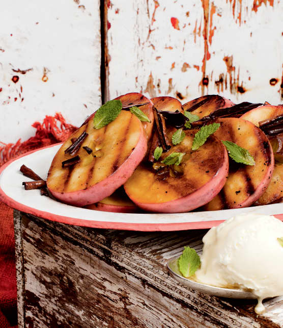 Steaks de pommes au miel et au vin