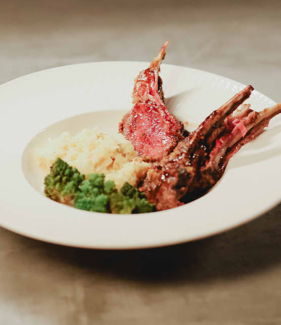 Carré d’agneau, purée de panais et céleri-rave, romanesco au beurre et sauce au porto