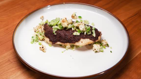 Tilapia en croûte d’olives noires, chou-fleur rôti et salsa verde