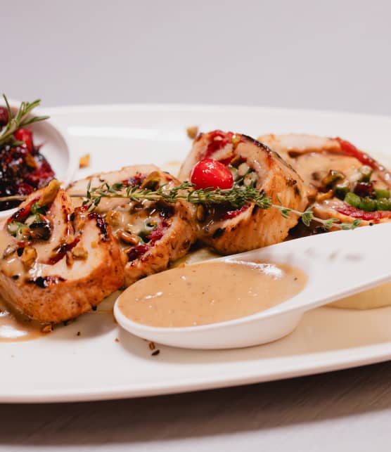 Roulade de dinde farcie, purée et compotée de canneberges