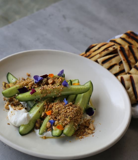 Concombres sur labneh au citron et dukkah épicé