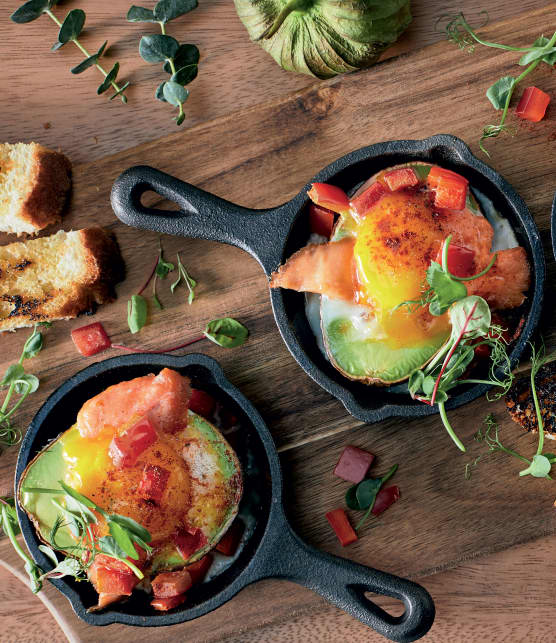 Oeuf en cocotte d’avocat et saumon fumé