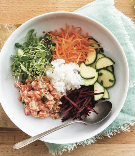 Soupe-repas poké bol au saumon et aux légumes