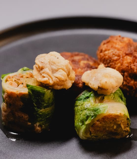 Boulettes frites de ricotta et palourdes, rouleaux de sucrine à la saucisse