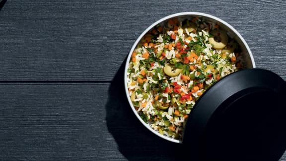Salade de riz aux olives et aux légumes