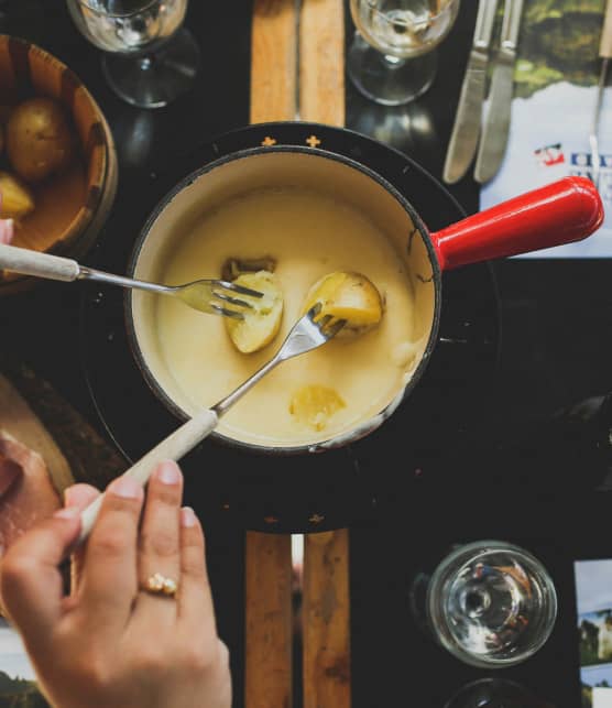 Qu'est-ce qu'on mange avec une fondue au fromage ?