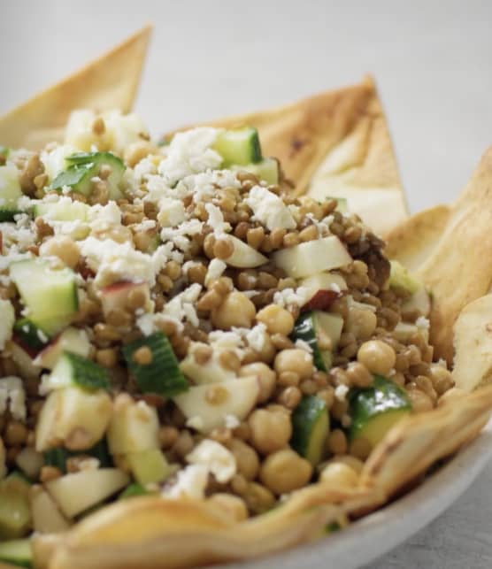 Salade de pois chiches & champignons avec croustilles de pita