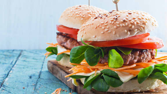 Burger de dinde à la lime avec frites de courgettes