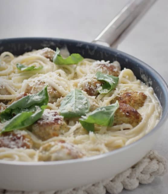 Boulettes de poulet au pesto sur pâtes