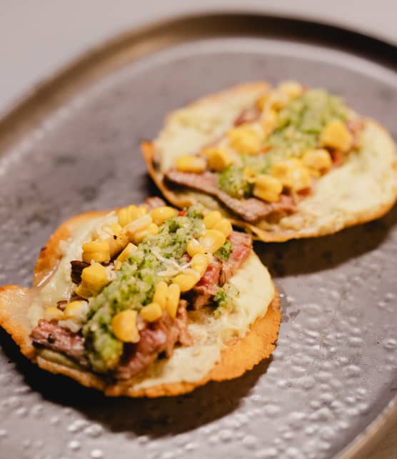 Tostadas de bœuf, salsa verde, crème à l’avocat et maïs grillé