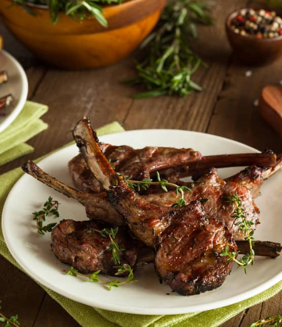 Côtelettes d'agneau au citron, à l'ail et au romarin